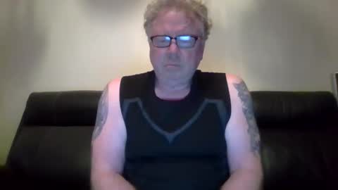 gimmmieoooo online show from March 2026 09:01:01 AM