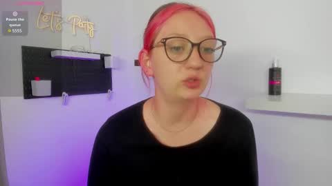 Maze    Thumbs up online show from October 2025 03:23:02 PM