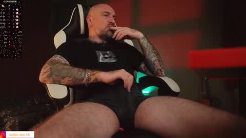 Snapshot of golden_alex chatting on October 2025 11:39:02 PM Alex online show from October 2025 11:39:02 PM