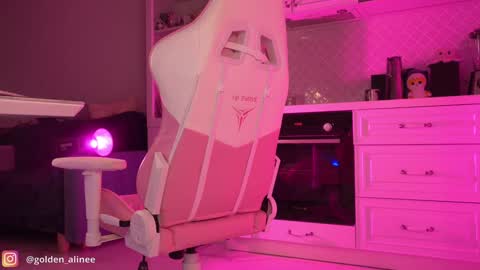 Snapshot of golden_alinee chatting on January 2025 11:58:01 PM Aline meow online show from January 2025 11:58:01 PM