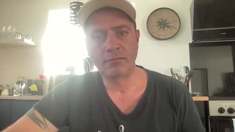 guil0 online show from October 2025 06:17:02 PM