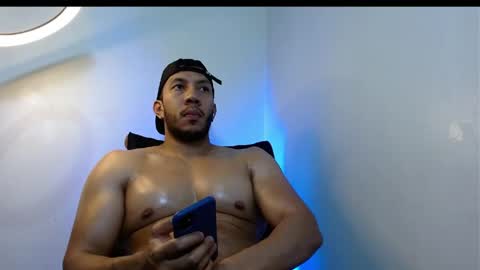 holl latino online show from April 2026 05:00:02 AM