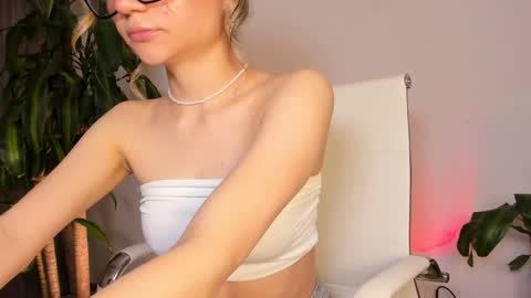 Hailey online show from October 2025 03:42:01 AM