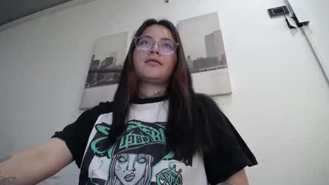 Snapshot of hanna_hot77 chatting on April 2026 05:27:01 PM mara online show from April 2026 05:27:01 PM