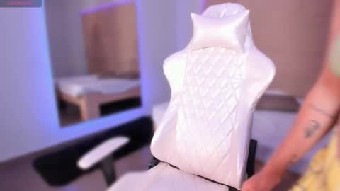 hannahmonttgomery  Help me reach 100 Hands up online show from November 2025 06:29:02 PM