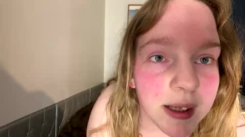happysnowbunny24 online show from June 2026 02:06:01 AM