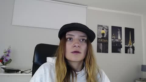 Snapshot of hat_girl chatting on December 2024 07:01:01 AM Nicole online show from December 2024 07:01:01 AM