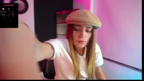 Snapshot of hat_girl chatting on January 2025 11:38:01 PM Nicole online show from January 2025 11:38:01 PM