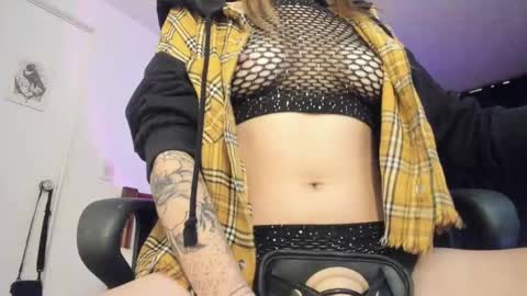 Snapshot of hat_girl chatting on November 2025 04:33:02 AM Nicole online show from November 2025 04:33:02 AM