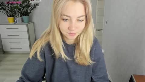 Snapshot of helen_angel_girl chatting on September 2025 06:26:02 AM Helen sven online show from September 2025 06:26:02 AM