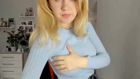 Snapshot of helen_angel_girl chatting on November 2025 11:43:02 AM Helen sven online show from November 2025 11:43:02 AM