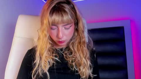Snapshot of hellen__smith_ chatting on April 2026 01:42:02 AM hellen__smith_ online show from April 2026 01:42:02 AM