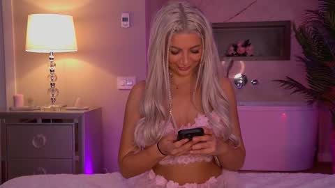 Snapshot of hellenroyy chatting on September 2025 03:29:01 AM hellenroyy online show from September 2025 03:29:01 AM