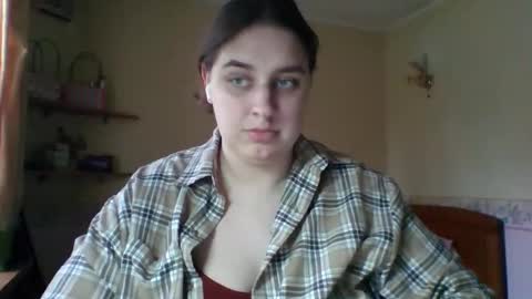 hess_luna_ online show from November 2025 10:04:02 AM