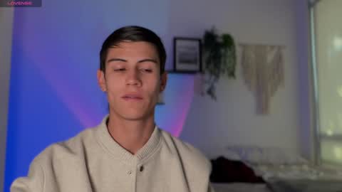 Snapshot of hey_cesard chatting on December 2024 04:05:01 PM hey_cesard online show from December 2024 04:05:01 PM