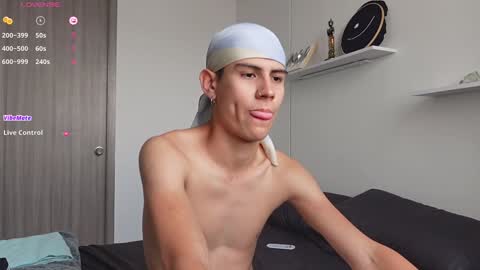 Snapshot of hey_cesard chatting on February 2025 02:05:01 PM hey_cesard online show from February 2025 02:05:01 PM