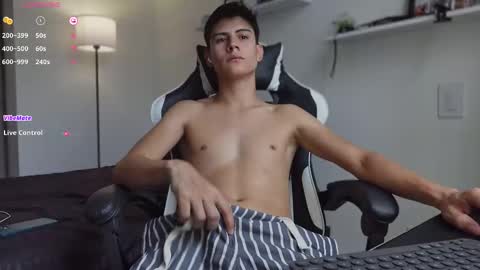 Snapshot of hey_cesard chatting on September 2025 12:38:01 PM hey_cesard online show from September 2025 12:38:01 PM