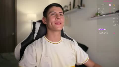 Snapshot of hey_cesard chatting on October 2025 11:17:02 PM hey_cesard online show from October 2025 11:17:02 PM