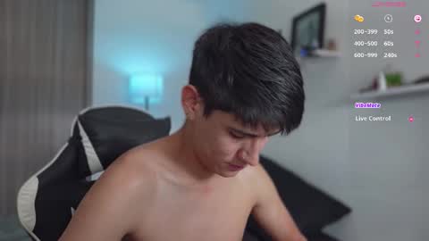 Snapshot of hey_cesard chatting on November 2025 03:33:02 PM hey_cesard online show from November 2025 03:33:02 PM