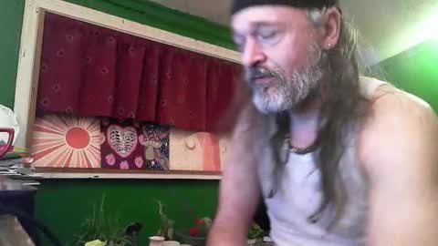 hippiedad333 online show from March 2026 05:45:02 AM