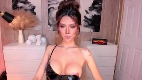 Snapshot of holee_laura chatting on June 2026 11:15:01 AM Ms. Laura online show from June 2026 11:15:01 AM