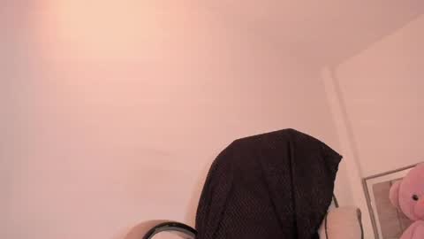 Snapshot of holly_16 chatting on May 2026 10:48:02 PM holly_16 online show from May 2026 10:48:02 PM