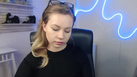 Holly online show from March 2025 01:09:01 AM