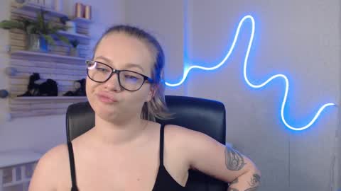 Holly online show from March 2025 03:48:02 AM