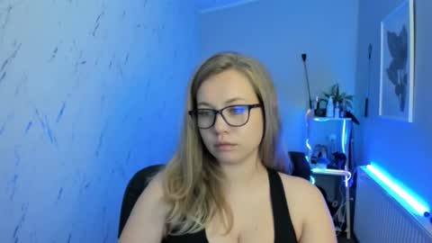 Holly online show from September 2025 05:15:02 PM