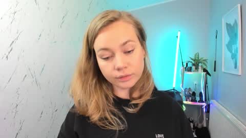 Holly online show from October 2025 05:32:02 PM