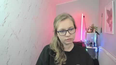 Holly online show from October 2025 07:00:01 PM