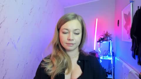 Holly online show from November 2025 06:40:01 PM