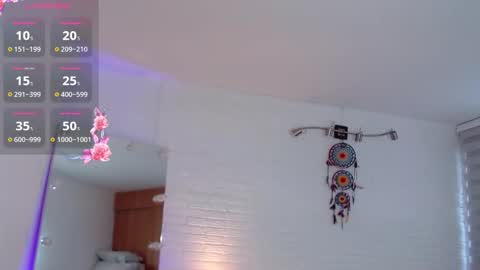 hollyt1 online show from October 2025 11:18:02 AM