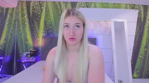 Snapshot of hollytaillor chatting on June 2026 05:30:01 AM HollyTaillor online show from June 2026 05:30:01 AM