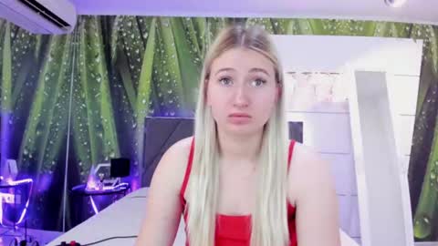 Snapshot of hollytaillor chatting on July 2026 05:32:02 AM HollyTaillor online show from July 2026 05:32:02 AM