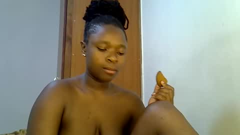 holy_ebony online show from May 2026 05:40:02 PM