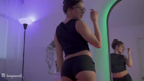 honeeeey_ online show from September 2025 10:32:02 PM