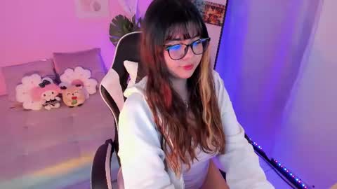 Snapshot of honey_m0on chatting on June 2026 07:04:01 PM Milenka online show from June 2026 07:04:01 PM