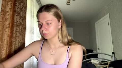 Snapshot of honeyaskren chatting on June 2026 10:03:01 AM Klara online show from June 2026 10:03:01 AM