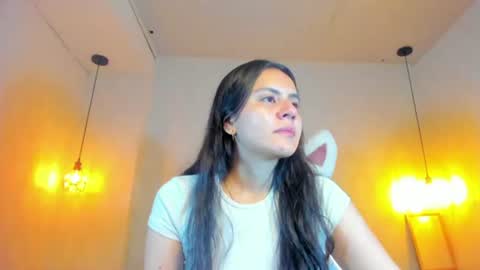 Snapshot of honeybuu_ chatting on July 2026 02:19:02 PM Emily online show from July 2026 02:19:02 PM