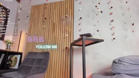 Sofia independent model online show from February 2025 02:33:01 PM