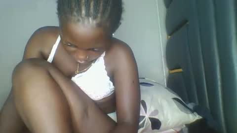 Snapshot of hornybella84 chatting on April 2026 07:55:01 AM Bella online show from April 2026 07:55:01 AM
