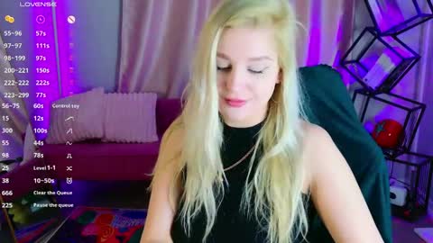 Snapshot of hot__blondie chatting on May 2026 05:24:01 AM Veronica Vi online show from May 2026 05:24:01 AM
