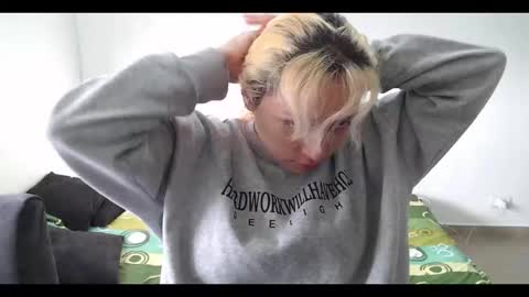 Mia online show from February 2025 12:33:01 PM