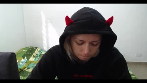 Mia online show from February 2025 01:33:01 PM