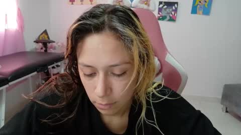 Mia online show from December 2025 04:45:02 PM