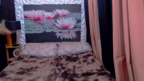 Julli Anna online show from December 2025 05:42:02 PM