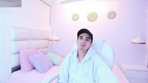 hottiie_guy online show from November 2025 06:18:02 PM