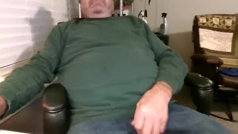 Snapshot of hottop_1981 chatting on December 2024 02:33:01 AM Hottop 1981 online show from December 2024 02:33:01 AM