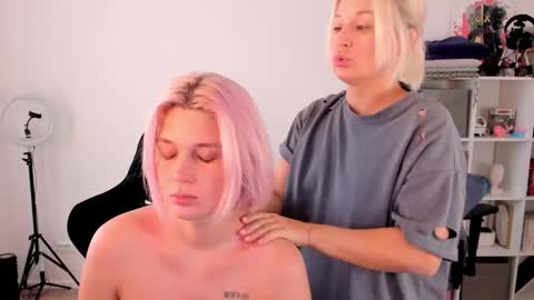 Nessie and Jessie online show from October 2025 10:03:01 AM